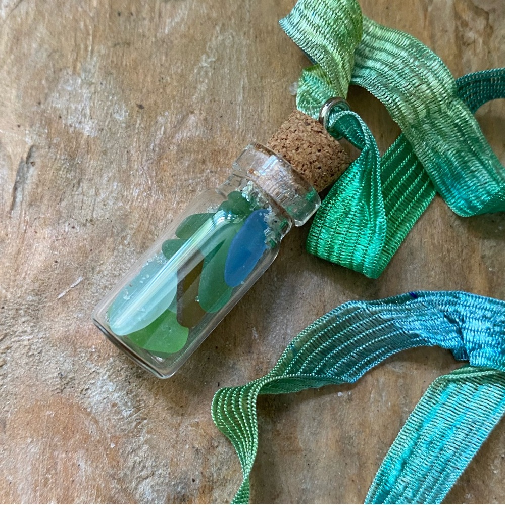 NWOT Artisan Handcrafted Green and Blue Sea Glass Pendant Jewelry - Picture 2 of 10